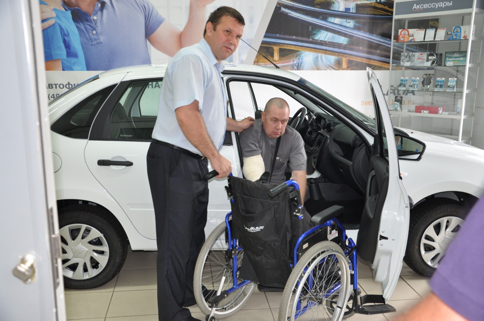 Автофирма ''Светлана'' передала автомобили LADA Granta пострадавшим на производстве жителям Ярославской области